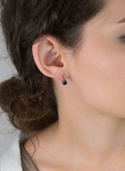 Stylowe srebrne kolczyki z ciemnogranatowy kamieniem. Klasyczny design, wysoka jakość srebra 925. Idealne na prezent i na co dzień (5).JPG